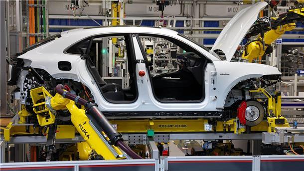 Industrieroboter-Absatz sinkt leicht - Ausblick verhalten 2023 hat die Autoindustrie noch kräftig in neue Industrieroboter investiert. (Symbolbild)