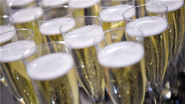 Sekt fast unverändert gefragt - aber mit weniger Prozenten 2023 kauften die Deutschen rund 18 Millionen Flaschen „schäumende Getränke aus entalkoholisiertem Wein“.