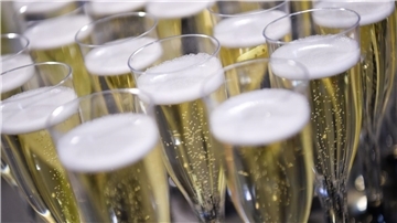 2023 kauften die Deutschen rund 18 Millionen Flaschen „schäumende Getränke aus entalkoholisiertem Wein“.