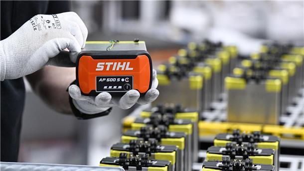 Motorsägenhersteller Stihl will weltweit 500 Jobs streichen 2024 hatte jedes vierte verkaufte Stihl-Gerät einen Akku. (Archivbild)