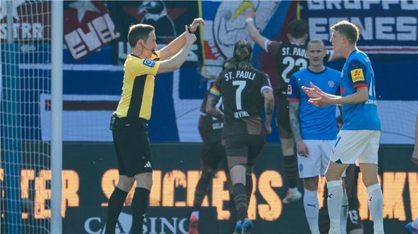 2:1 für St. Pauli nach Torlinientechnik: Schiedsrichter Benjamin Brand (l) zeigt auf seine Uhr