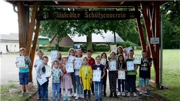 21 Mädchen und Jungen genießen einen Tag beim Schützenverein Wilstedt. Alle Teilnehmer der Ferienspaßaktion nehmen zum Schluss eine Urkunde mit nach Hause.