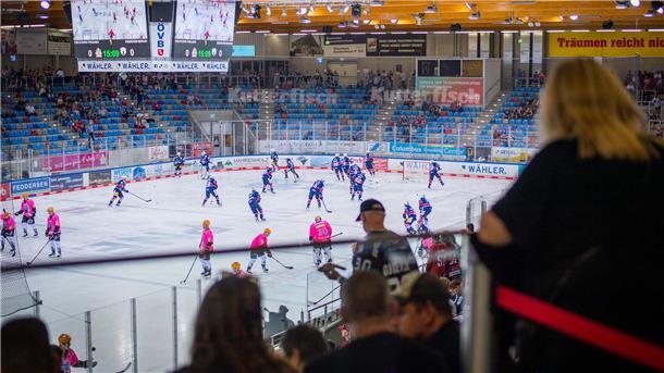 2.434 Zuschauer waren in der Eisarena beim Spiel der Pinguins gegen die Eisbären Berlin dabei.
