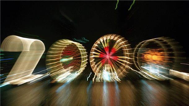 Ist schon ein Viertel des 21. Jahrhunderts vorbei? 25 Jahre alt ist dieses „2000“-Foto: Ein Zoom-Effekt verfremdet eine große „2“ und drei Riesenräder am Mainufer in Frankfurt in der Silvesternacht 1999/2000.