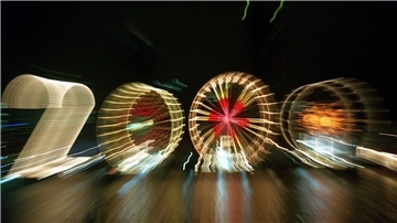 25 Jahre alt ist dieses „2000“-Foto: Ein Zoom-Effekt verfremdet eine große „2“ und drei Riesenräder am Mainufer in Frankfurt in der Silvesternacht 1999/2000. 