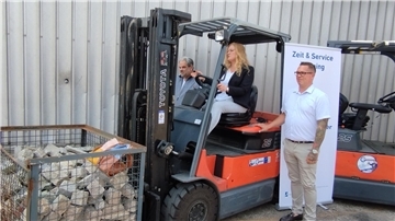 27 Firmlingen aus Elsfleth, Brake, Ovelgönne und Jade bereiten sich gemeinsam mit Pastoralreferent Thomas Fohrmann, den Katecheten Dorothe Erbe, Jennifer Loga und Florian Loga, Betriebsleiter von Zeit & Service Beschäftigungsfördergesellschaft, auf die Firmung am 19.01.2025 vor.