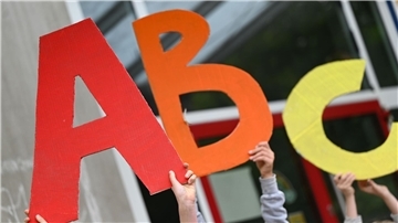 Bild von großen bunten Papp-Buchstaben
