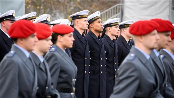 280 Rekrutinnen und Rekruten gelobten, „der Bundesrepublik Deutschland treu zu dienen und das Recht und die Freiheit des deutschen Volkes tapfer zu verteidigen“.