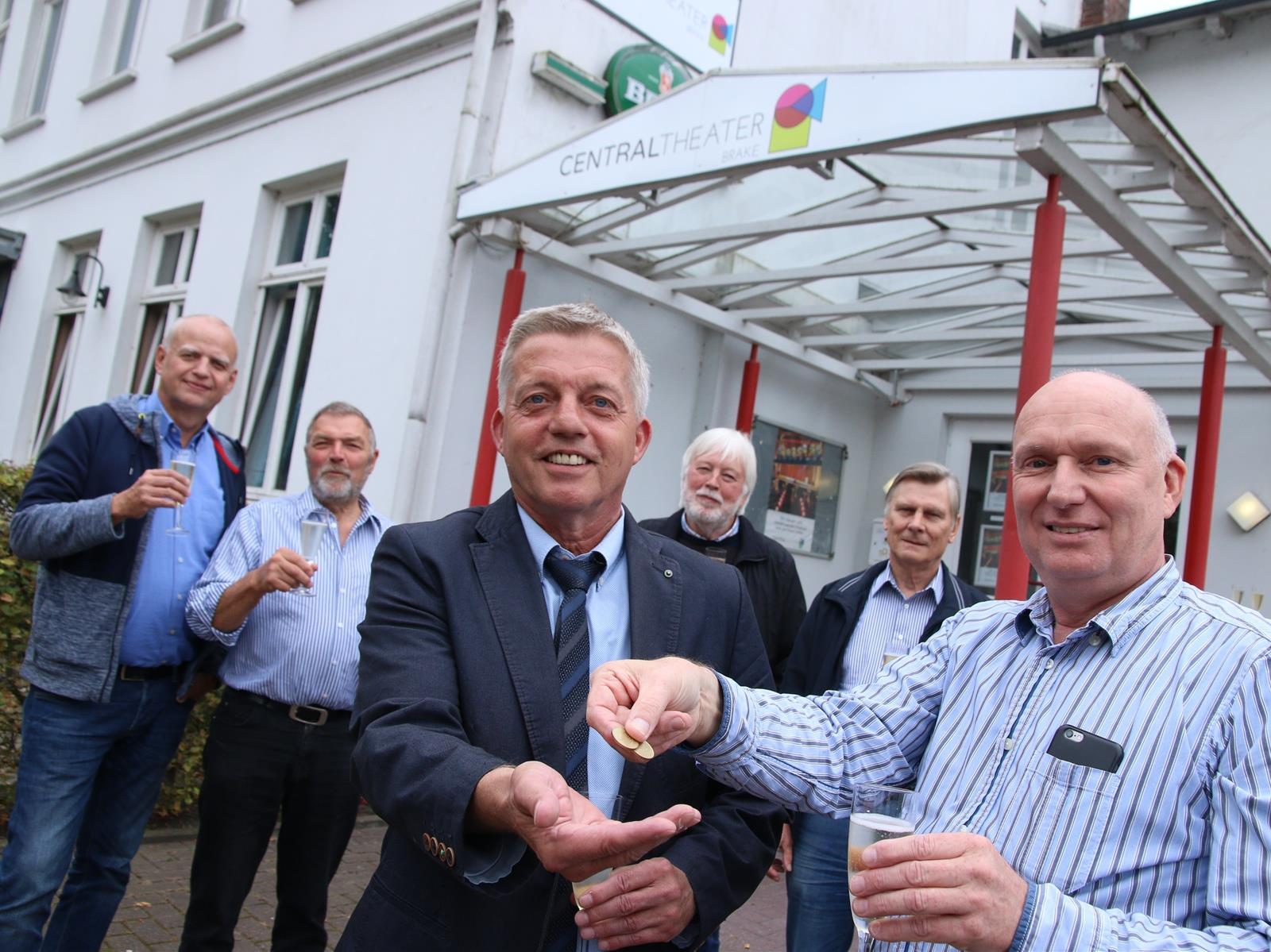 29. September 2016: Fürs Foto zahlt CTB-Chef Norbert Ostendorf (rechts) einen sy...