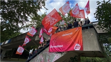 30 Jugendliche von Premium Aerotec sind von Nordenham nach Hamburg gereist, um verhandlungsbegleitend gegen die vom Management angekündigte Stellenkürzung zu protestieren.