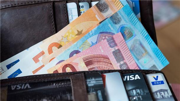 30 Prozent der Menschen in Deutschland wollen einer Umfrage zufolge weniger Geld bei Restaurantbesuchen ausgeben.