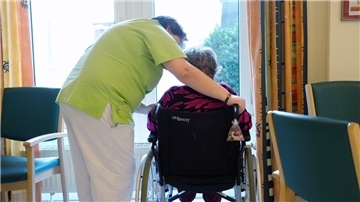 300 Bremerhavener Beschäftigten in der Pflege und in Gesundheitseinrichtungen werden in diesen Tagen ein Tätigkeitsverbot ausgesprochen bekommen. Obwohl die Impfpflicht gilt, haben sie trotz mehrfacher Anschreiben keinen Impfnachweis vorgelegt.