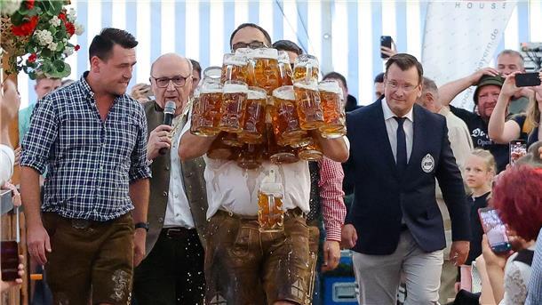 Bilder des Tages 31 Krüge gestemmt – doch am Ende ging der Weltrekordversuch zu Bruch.