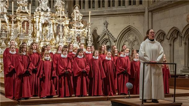 Applaus für ersten Mädchenchor der Regensburger Domspatzen 34 Mädchen aus ganz Deutschland starteten zu Beginn dieses Schuljahres bei den Regensburger Domspatzen.