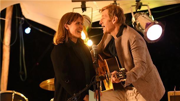 „37 Sekunden“: Clara Andersen (Emily Cox) singt mit ihrem Vater Carsten Andersen (Jens Albinus).