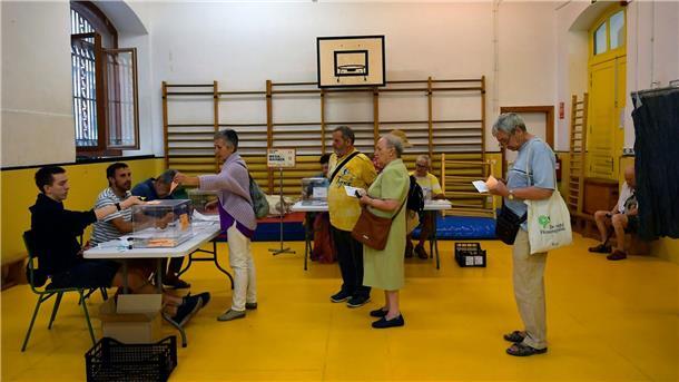Konservative vor Wahlerfolg in Spanien 37,5 Millionen Wahlberechtigte sind aufgerufen, das neue Parlement zu wählen.
