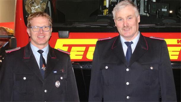 40 Jahre lang war Hans-Otto Hancken aus Wiemsdorf (rechts) Ehrenbeamter der Gemeinde Loxstedt, fast 20 Jahre davon Ortsbrandmeister der Feuerwehr Wiemsdorf. Nun gab er den Posten auf. Zu seinem Nachfolger wurde Cord Röscher (links) gewählt.