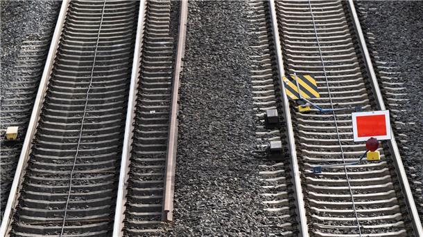 Für pünktlichere Züge: Bund stellt 40 Milliarden in Aussicht 40 Milliarden vom Bund sollen es richten: Verkehrsminister Volker Wissing kündigte einen neuen Plan für die Sanierung der Deutschen Bahn an.