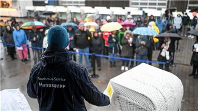 41 gebrauchte Strandmöbel und zehn Hundestrandkörbe kamen nun bei der Auktion unter den Hammer. 