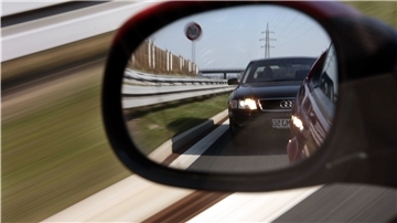 41 Prozent der deutschen Autofahrer drängeln laut einer aktuellen Umfrage auf der Autobahn.