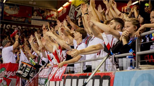 4.139 Fans sorgten in der Bremerhavener Eisarena für gute Stimmung.