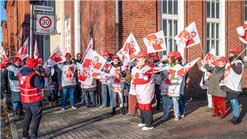 Lehrer im Warnstreik vor dem Gewerkschaftshaus in der Hinrich-Schmalfeldt-Straße in Bremerhaven