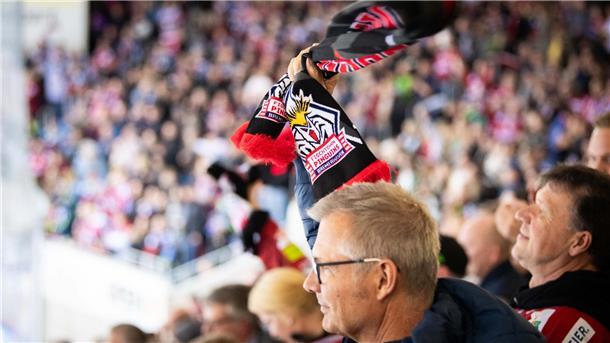 4.647 Zuschauer sorgten in der ausverkauften Eisarena für eine fantastische Stimmung.