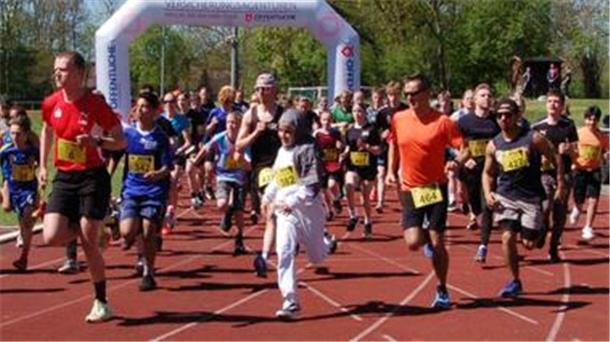 Nordenham feiert Umweltlauf mit Rekorden und Holzmedaillen Die Läuferinnen und Läufer laufen los.