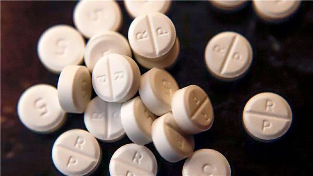 US-Apotheken akzeptieren milliardenschweren Opioid-Vergleich 5-mg-Pillen eines Schmerzmittels mit Oxycodon auf einem Tisch. Die großen US-Apothekenketten CVS und Walgreens haben im Rechtsstreit um eine angebliche Mitschuld an der Schmerzmittel-Krise im Land einem teuren Vergleich zugestimmt.