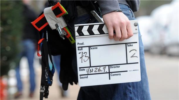 Statisten mit Koteletten für 70er-Jahre-Kinofilm gesucht 500 Komparsen und Kleindarsteller aller Nationen und jeglichen Alters werden für einen Kinofilm gesucht.
