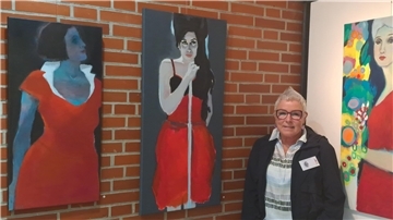 Frauen in Rot: So läuft der Endspurt auf der 53. Arche-Ausstellung 53. Arche-Ausstellung in Beverstedt: Künstlerin Ulrike Strauch-Göbel mit ihren Frauen in Rot.