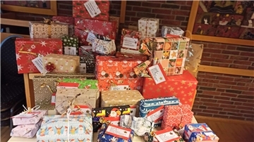 55 Geschenken wurden während der Weihnachtsfeier an Kinder und Erwachsene übergeben.
