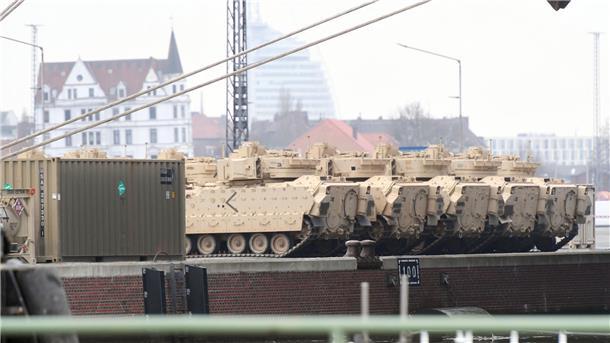 Ziel Ukraine? US-Panzer werden auch am Dienstag in Bremerhaven verladen 60 "Bradley"-Panzer sind in Bremerhaven auf der ABC-Halbinsel ausgeladen worden.