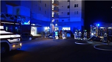 60 Feuerwehrleute waren bei einem Wohnungsbrand in einem Hochhaus in Bremen-Tenever im Einsatz und konnten Schlimmeres verhindern.