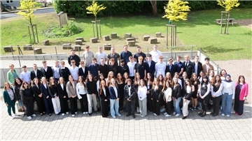 68 Schülerinnen und Schüler der Findorff-Realschule erhielten gestern ihre Abschlusszeugnisse. 32 von ihnen erreichten den erweiterten Realschulschulabschluss. 