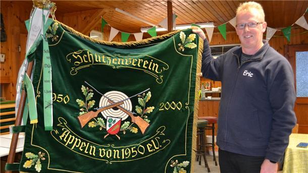 72 Jahre Schützen-Geschichte gehen jetzt zu Ende: Appelns Vorsitzender Eric Tietjen mit der Fahne des Vereins.