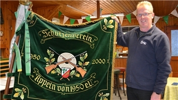72 Jahre Schützen-Geschichte gehen jetzt zu Ende: Appelns Vorsitzender Eric Tietjen mit der Fahne des Vereins.