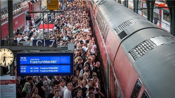 7800 Tonnen CO2 werden pro Spieltag ausgestoßen - mit einberechnet werden auch die anreisenden Fans.