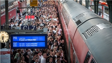 7800 Tonnen CO2 werden pro Spieltag ausgestoßen - mit einberechnet werden auch die anreisenden Fans.