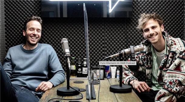 85 Minuten sprach Fynn Kliemann (rechts) mit Philipp Westermeyer für dessen OMR-Podcast - einem Podcastkanal "zu digitalem Marketing und allen anderen Themen, die uns Spaß machen" (OMR).
