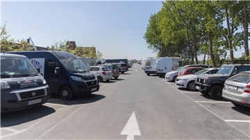 Ein gefüllter Parkplatz.