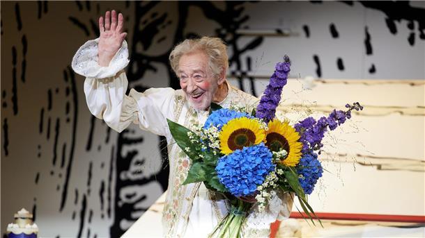 90. Geburtstag im Gewand auf der Bühne: Dieter Hallervorden hält nach der Premiere des Stückes „Der eingebildet Kranke“ im Schlosspark-Theater Blumen in der Hand.