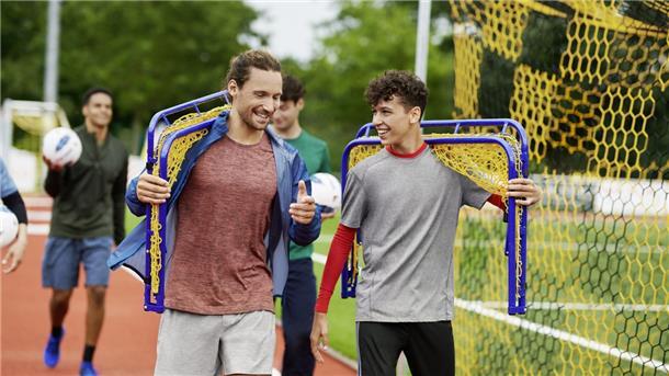 92.000 Sportvereine in Deutschland haben mit der REWE-Aktion „Scheine für Vereine“ die Chance, kostenlos Prämien im Gesamtwert von 9 Millionen Euro zu erhalten.
