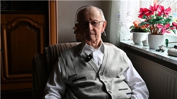 Mann mit Brille an der Fensterbank