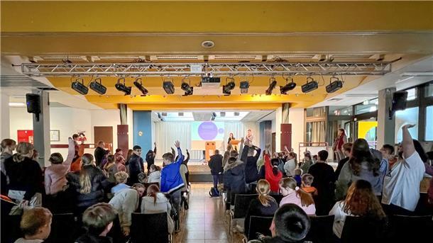 Kinder schauen sich eine Präsentation an. 