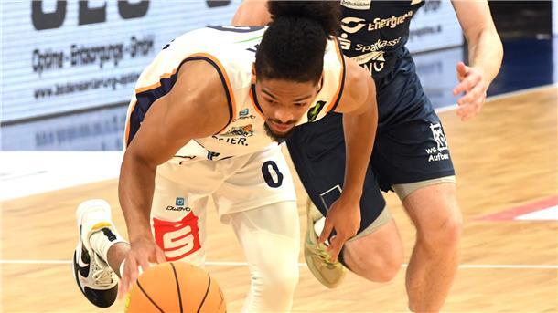 Eisbären brechen im letzten Viertel ein und verlieren gegen Dresden Aaron Cook fing stark an, ließ aber auch stark nach. Der Eisbären-Spielmacher hatte fünf Ballverluste.