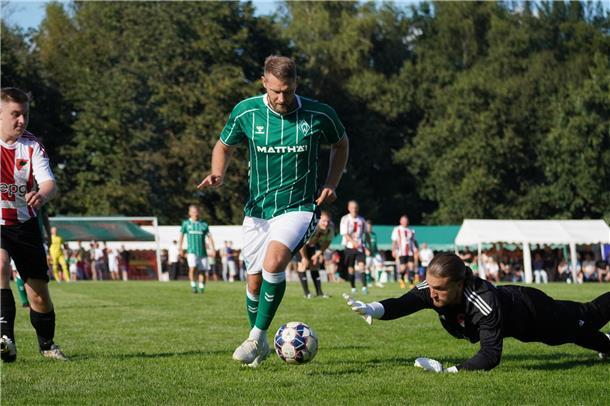 Aaron Hunt ignoriert die Bemühungen des gegnerischen Keepers.