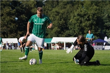 Aaron Hunt trickst Keeper Timon Strauch aus. 