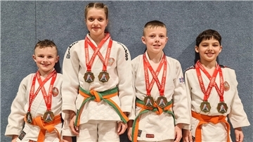 Aaron Marin, Amina Kurbanova, Ruslan Becker und Darda Tashtamirov von der Judoschule Kano.