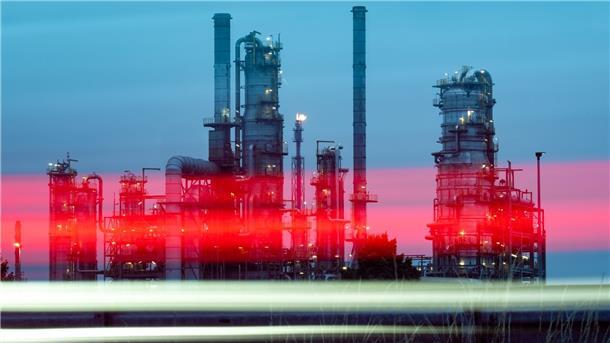 Wie die Regierung den Sprit für den Osten sichern will Ab 1. 2023 Januar soll kein russisches Öl mehr über Pipelines in die beiden großen Raffinerien in Schwedt und Leuna fließen.